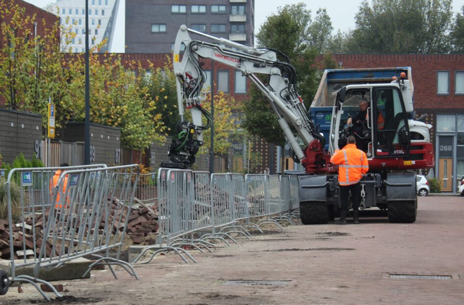 Overleg voorman met machinist