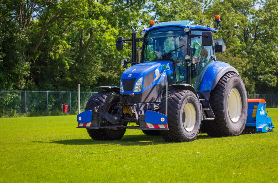 Tracktor Met Spijkerzaaimachine